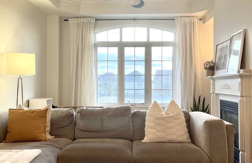 Ajax House | Modern and Bright 3 Bedroom Townhome W/ Parking!