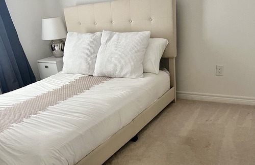 Ajax House | Modern and Bright 3 Bedroom Townhome W/ Parking!