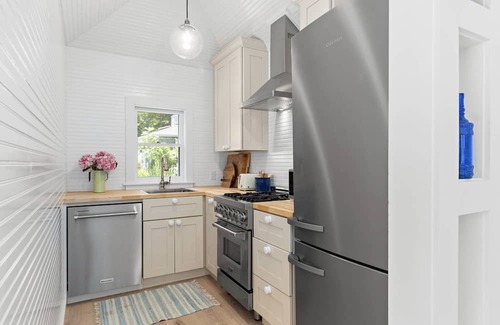 Springs Cottage | Cheerful cottage walking distance from Louse Point!
