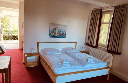 Gruenerdeich Apartment | Pension Hessbögel: Ferienwohnungen im Alten Land Direkt am Fluss Lühe