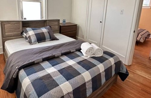 St. James House | Cozy House near Airport and Shopping Mall! Family and Pet friendly.