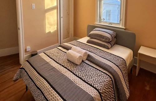 St. James House | Cozy House near Airport and Shopping Mall! Family and Pet friendly.