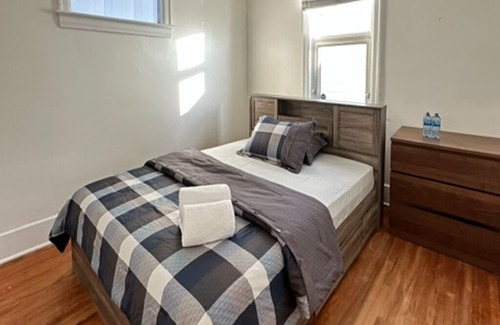 St. James House | Cozy House near Airport and Shopping Mall! Family and Pet friendly.