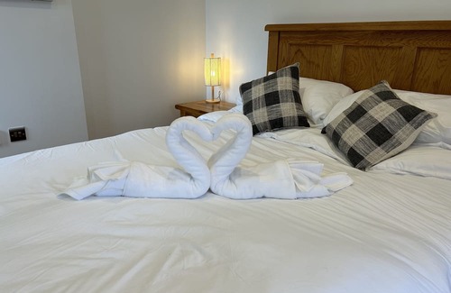Farley Cabin | NEW King Bed Romantic Cabin - Must See Landscapes