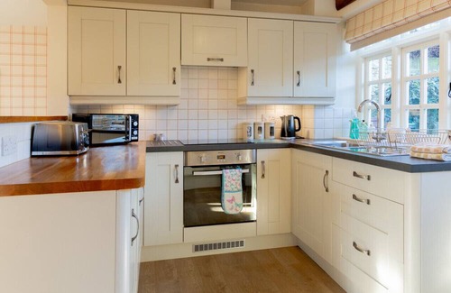 Bourton House | Jasmine Cottage - 2 Bedroom in Heart of Bourton!