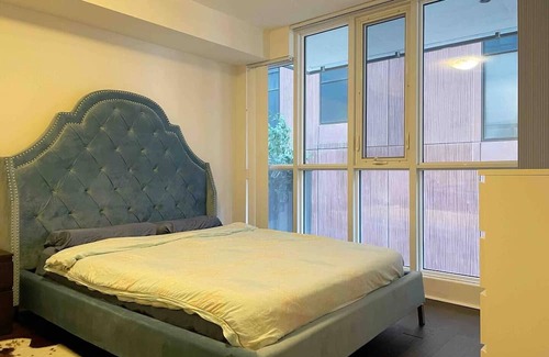 Financial District Condo | Spacious 1BR+Den Condo in Toronto's best location! CN Tower, Harbourfront, bars