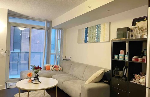 Financial District Condo | Spacious 1BR+Den Condo in Toronto's best location! CN Tower, Harbourfront, bars