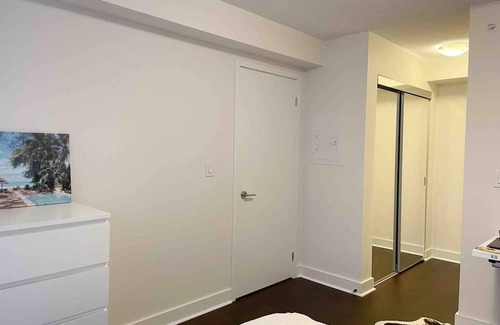 Financial District Condo | Spacious 1BR+Den Condo in Toronto's best location! CN Tower, Harbourfront, bars