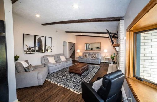 Dayton House | Family & Friends 5 Acre Estate Close to Everything