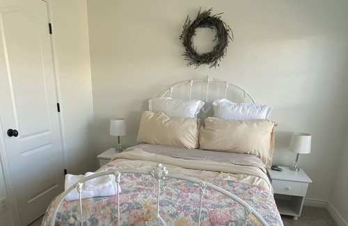 Draper House | Gorgeous view of the City! Clean room & bath all yours! Come meet our 2 Goldens!