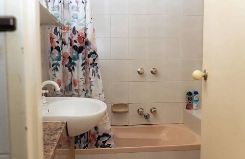 Frankston Apartment | Charming Studio by the Beach with Hot Tub