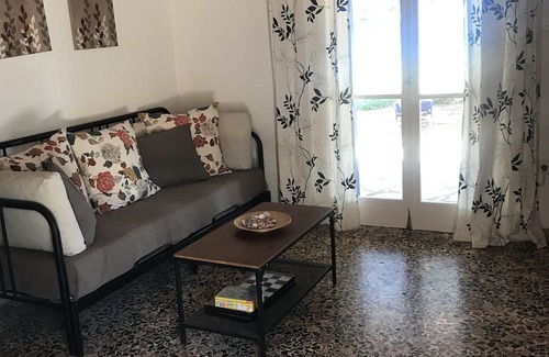 Diasella Cottage | 🌜Slow living. 2 bedroom beach house near picturesque Koroni. Family-friendly!