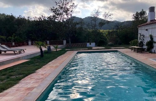 Can Ginebre Apartment | Katalanische Masia mit Großzügigem Platzangebot, Pool, Garten Inmitten der Natur
