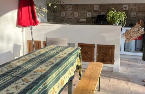 Can Ginebre Apartment | Katalanische Masia mit Großzügigem Platzangebot, Pool, Garten Inmitten der Natur
