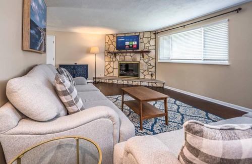 Centerville House | Friends & Family, Walking Distance to Cville Place