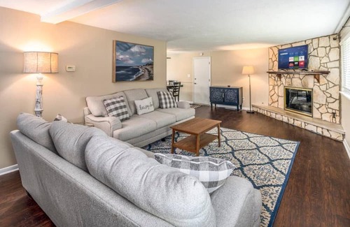 Centerville House | Friends & Family, Walking Distance to Cville Place