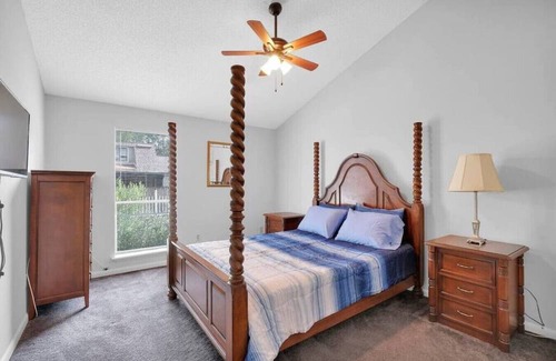 Southside House | ~Cozy Casa w/ Screened Patio~