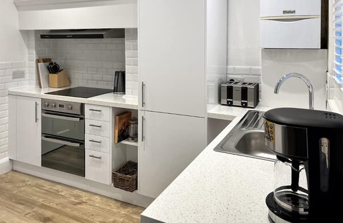 Barton-on-Sea Cottage | 2 bedroom accommodation in Barton on Sea, near New Milton