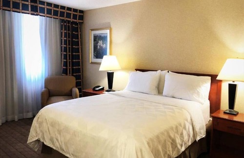 Parkhill-Stanley Park House | Amenida Residences 3.6km away to dowtown Calgary.Restaurants and a mall nearby.