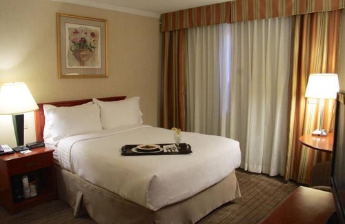 Parkhill-Stanley Park House | Amenida Residences 3.6km away to dowtown Calgary.Restaurants and a mall nearby.