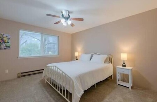 West End House | 2BR | Tacoma | Hospital Proximity | Spacious | Fully Fenced