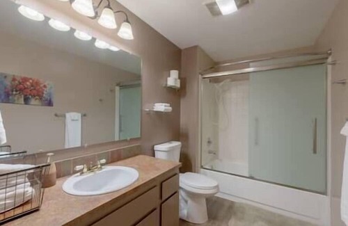 West End House | 2BR | Tacoma | Hospital Proximity | Spacious | Fully Fenced