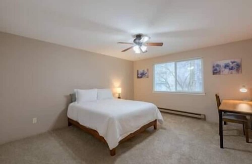 West End House | 2BR | Tacoma | Hospital Proximity | Spacious | Fully Fenced