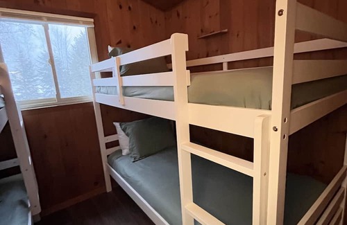 Omemee Cottage | Kawartha Lakeside Haven. Cozy waterfront cottage, pet friendly retreat