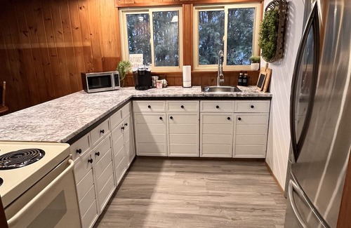 Omemee Cottage | Kawartha Lakeside Haven. Cozy waterfront cottage, pet friendly retreat