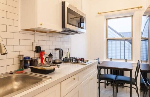 East Avenue Apartment | This apartment is a 1 bedroom(s), 1 bathrooms, located in Rochester, NY.