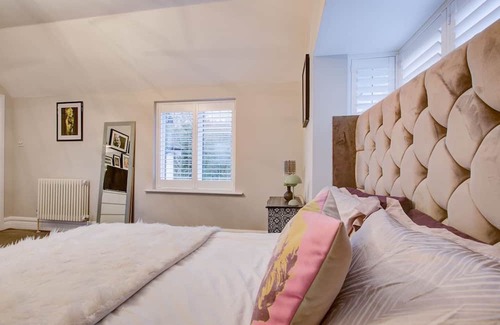 Chingford House | Chic 4-BR Home w/ Hot Tub & BBQ in Hornbeam Lane