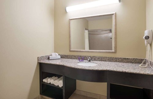 Saint Landry House | Excellent Choice! Comes with Free Breakfast & Parking, Outdoor Swimming Pool!