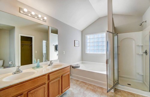 Toddville Road House | Spacious Gem Close 2 Airport!