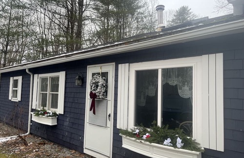Belfast House | Cozy retreat in the Woods! 10 minutes to Belfast. 1 hour to Acadia. Pets OK.
