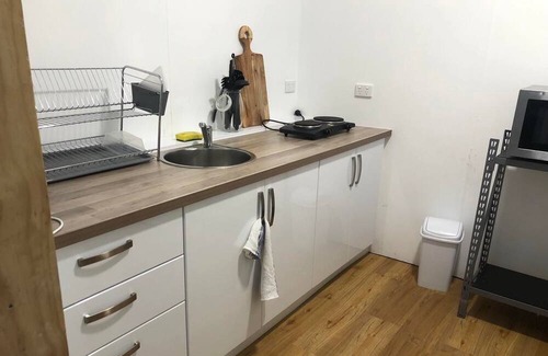 Palm Cove Apartment | Self-Contained pet friendly Studio Apartment with Pool, 2 minutes to beach