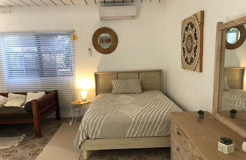 Palm Cove Apartment | Self-Contained pet friendly Studio Apartment with Pool, 2 minutes to beach