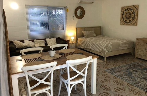 Palm Cove Apartment | Self-Contained pet friendly Studio Apartment with Pool, 2 minutes to beach