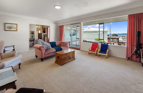 Otumoetai House | Seaviews on Seaway - Tauranga Holiday Home