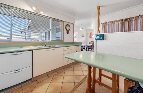 Otumoetai House | Seaviews on Seaway - Tauranga Holiday Home