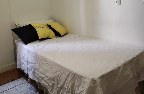 Jardim da Penha Cabin | Quarto e Banheiro Privativos com Garagem em Apartamento em Jardim da Penha