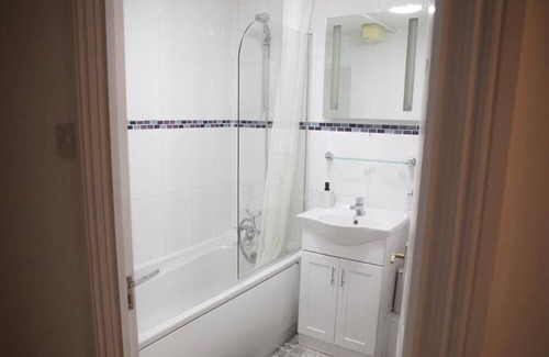 Abbey Apartment | Charming 2-Bed Apartment Free Parking in Wimbledon