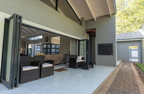 Harare East Apartment | Upmarket 4 bed Chisipite House - 2193