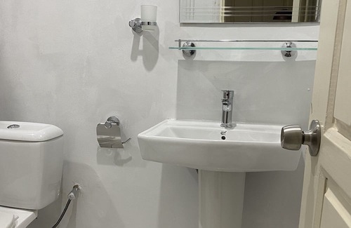 Yopougon Apartment | This new Cozy and spacious 2 bedrooms/ 2 bathrooms has beauty and convenience.