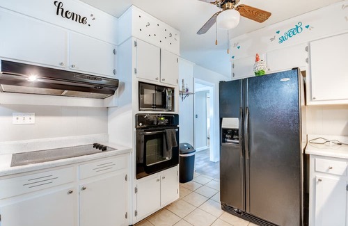 Austell House | Cozy Austell Home w/ Sunroom - 4 Mi to Six Flags!