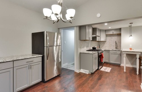 Benson House | Like new house minutes from UNMC, Creighton & UNO. Pets welcome!