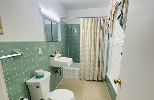 Clemmons Apartment | Lord Linville Room King - Non- Smoking- No Pet