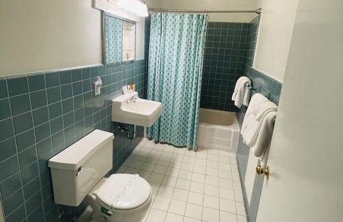 Clemmons Apartment | Steeplechase Room 2queen - Non- Smoking- No Pet