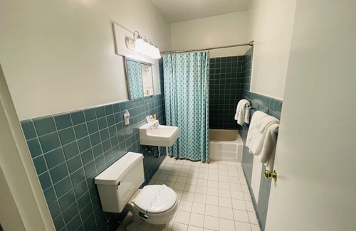 Clemmons Apartment | Steeplechase Room 2queen - Non- Smoking- No Pet