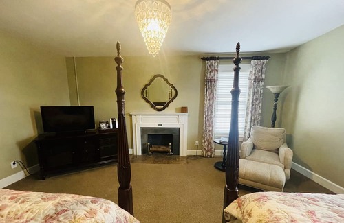 Clemmons Apartment | Steeplechase Room 2queen - Non- Smoking- No Pet