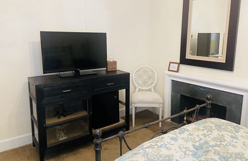 Clemmons Apartment | Tangelwood Room double - Non- Smoking- No Pet